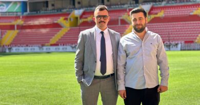 ZE Holding’ten Kayserispor’a Vefa Dolu Sponsorluk Desteği Kayserispor, yeni sezon öncesinde önemli bir sponsorluk anlaşmasına imza attı. ZE Holding çatısı altında faaliyet gösteren Zecorner Gayrimenkul, sarı-kırmızılı kulübün isim sponsoru oldu.